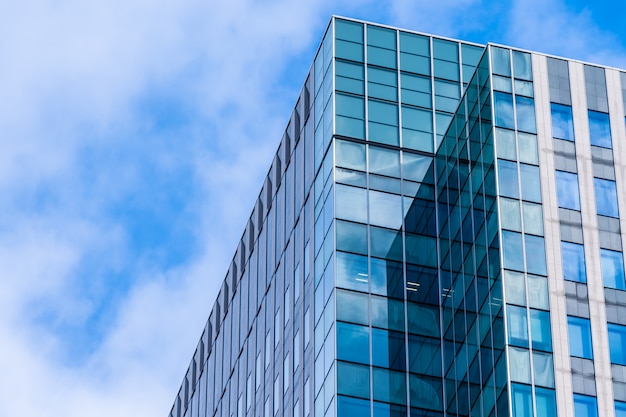 Edificio de oficinas de arquitectura hermosa con forma de ventana de vidrio