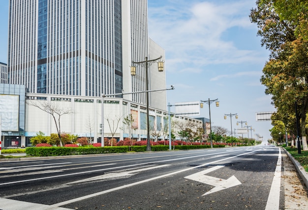 Edificio de oficinas cerca de una carretera