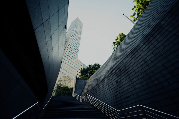 Edificio de oficinas con escaleras