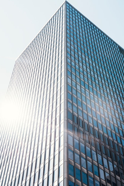 Foto gratuita edificio de oficinas de gran altura de vidrio