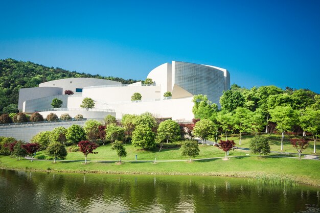 Edificio de oficinas con lago