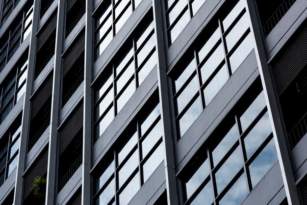 Edificio de oficinas en el primer plano de la ciudad