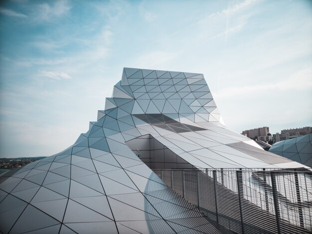 Edificio con paredes de vidrio transparente bajo un cielo azul