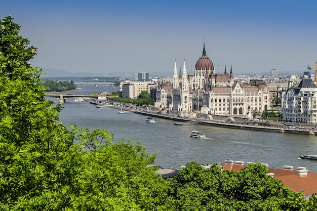El edificio del Parlamento sobre el Danubio en Budapest