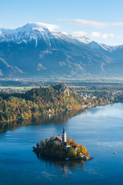 Edificio en una pequeña isla en Bled, Eslovenia, rodeado de altas montañas