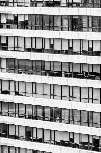 Edificio con persianas blancas