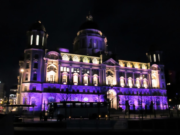 Edificio del puerto de Liverpool por la noche Reino Unido