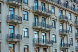 Foto gratuita edificio residencial con ventanas y balcones.