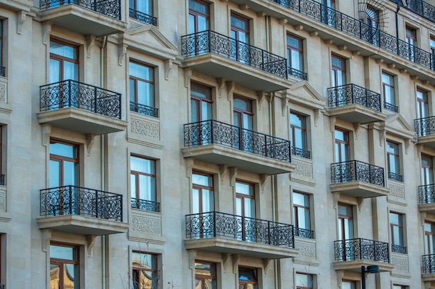 Edificio residencial con ventanas y balcones.