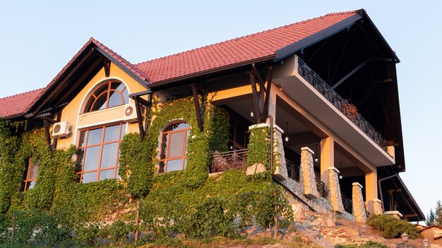 Edificio del restaurante de la bodega Chateau Vartely al atardecer