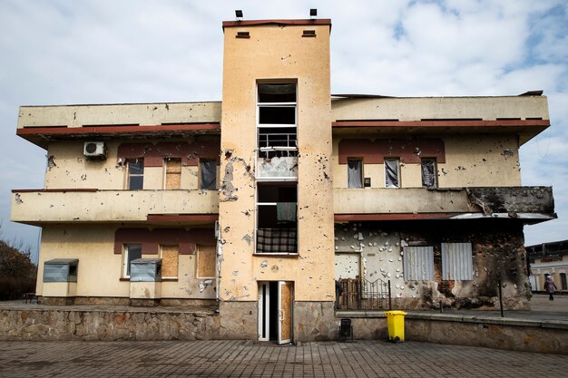 Edificio en ruinas guerra rusa en ucrania