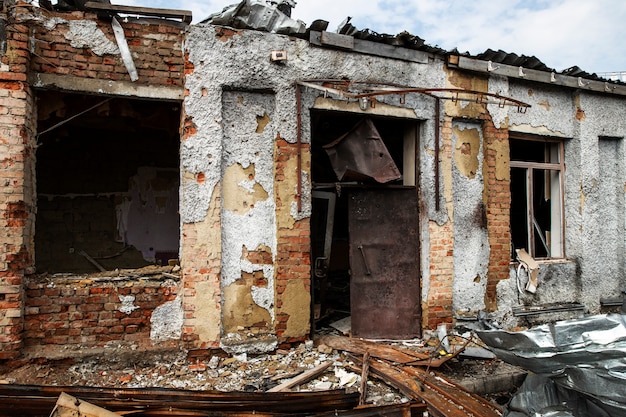 Edificio en ruinas guerra rusa en ucrania