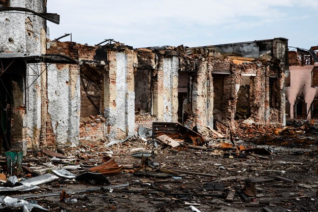 Edificio en ruinas guerra rusa en ucrania