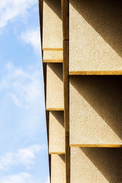 Edificio con superficie de yeso grueso