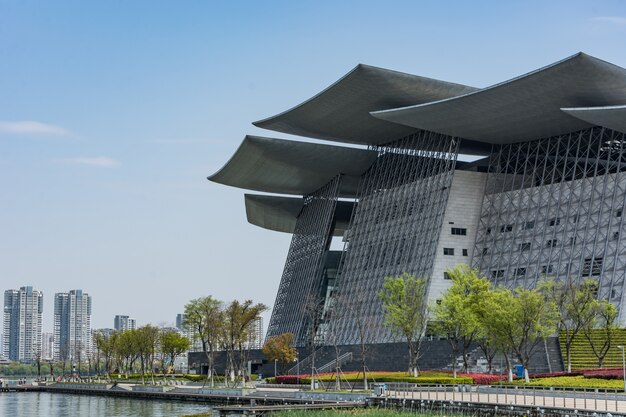 Edificio con tejado gigante