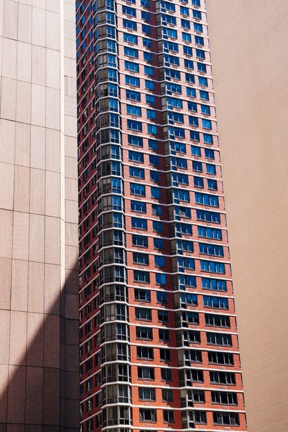 Edificio de varias plantas en la ciudad.