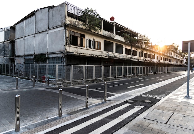 Edificios abandonados por un carril bici.