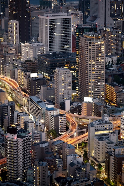 Foto gratuita edificios de alto ángulo con luces nocturnas.