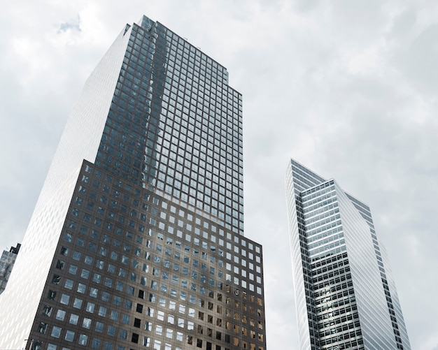 Edificios altos de ángulo bajo con nubes grises