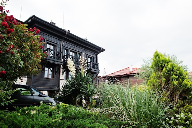 Edificios antiguos y jardines de Nesebar Bulgaria