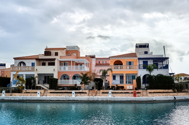 Edificios antiguos en un puerto en la noche