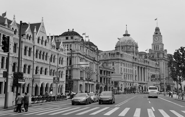 Edificios antiguos y vistas a la calle en Waitan de Shanghai en blanco y negro