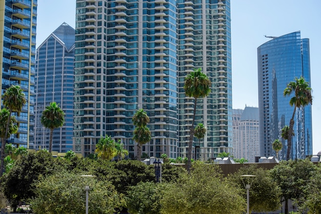 Edificios de apartamentos altos con diseño moderno