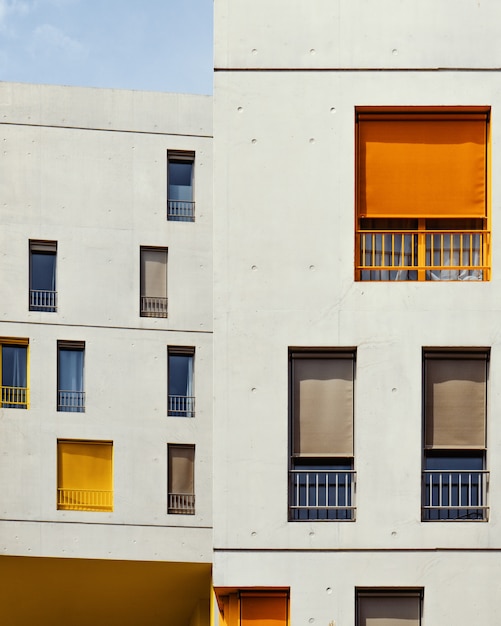 Edificios blancos con cortinas de colores en las ventanas.