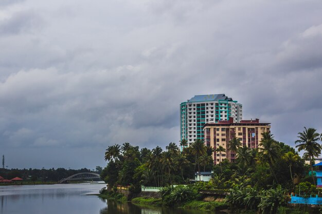 Edificios en el borde de un río