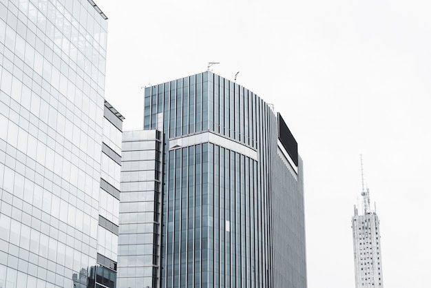 Foto gratuita edificios con cielo blanco celaje