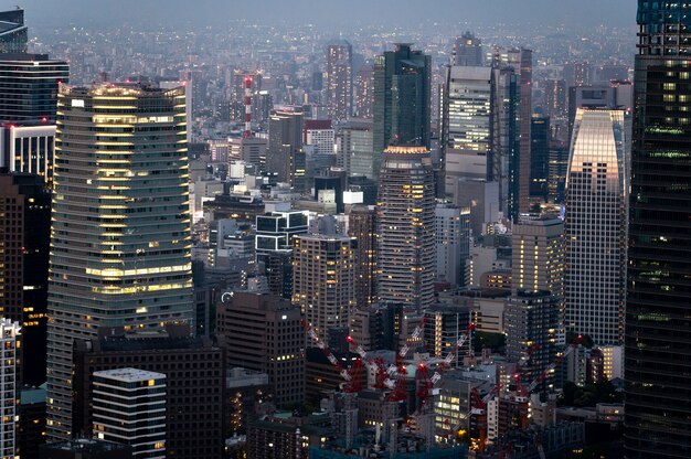 Edificios de la ciudad en ángulo alto nocturno