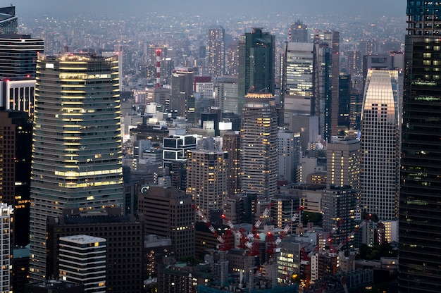 Edificios de la ciudad en ángulo alto nocturno