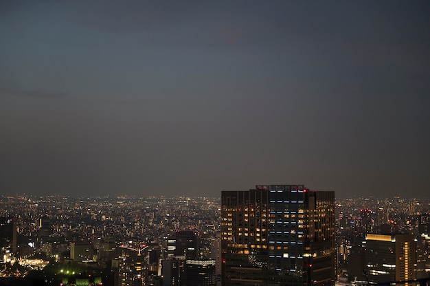 Edificios de la ciudad hermosa de alto ángulo durante la noche