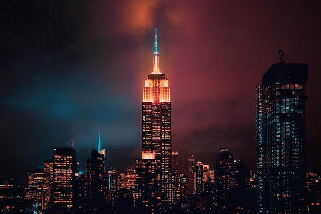 Edificios de la ciudad iluminados durante la noche.