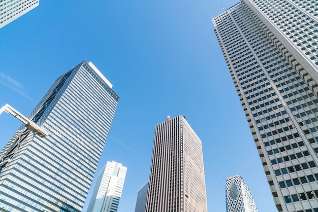 Edificios de gran altura y cielo azul - Shinjuku, Tokio