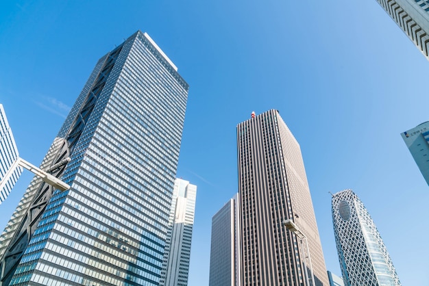 Edificios de gran altura y cielo azul - Shinjuku, Tokio