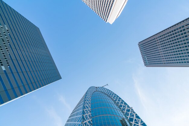 Edificios de gran altura y cielo azul - Shinjuku, Tokio