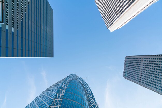 Edificios de gran altura y cielo azul - Shinjuku, Tokio