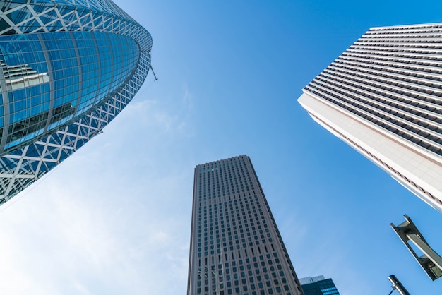 Edificios de gran altura y cielo azul - Shinjuku, Tokio