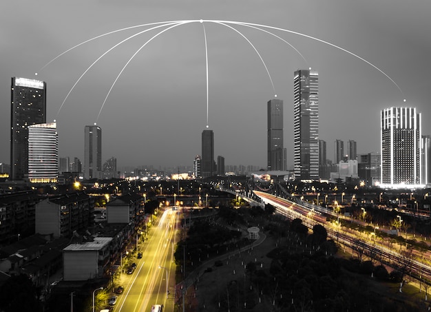 Edificios grandes con una cúpula de luces