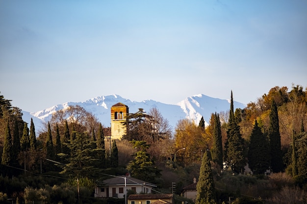 Foto gratuita edificios históricos en verona, italia al atardecer