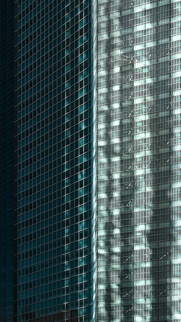 Edificios modernos de apartamentos y oficinas a la luz del día