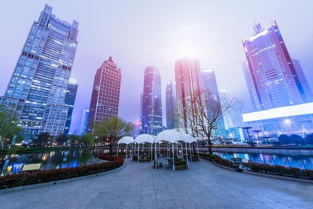 Foto gratuita edificios modernos contra el cielo