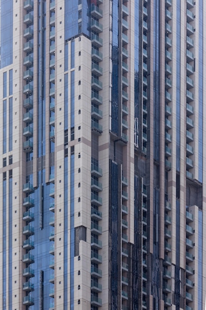 Edificios modernos en Dubai Marina. En la ciudad de la longitud del canal artificial de 3 kilómetros a lo largo del Golfo Pérsico.