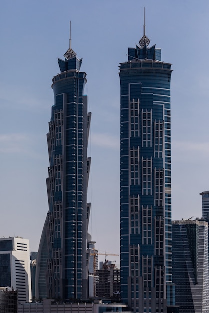 Edificios modernos en Dubai Marina. En la ciudad de la longitud del canal artificial de 3 kilómetros a lo largo del Golfo Pérsico.