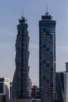 Foto gratuita edificios modernos en dubai marina. en la ciudad de la longitud del canal artificial de 3 kilómetros a lo largo del golfo pérsico.