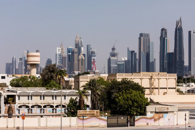 Edificios modernos en Dubai Marina. En la ciudad de la longitud del canal artificial de 3 kilómetros a lo largo del Golfo Pérsico.