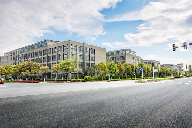 Foto gratuita edificios de oficinas y arboles