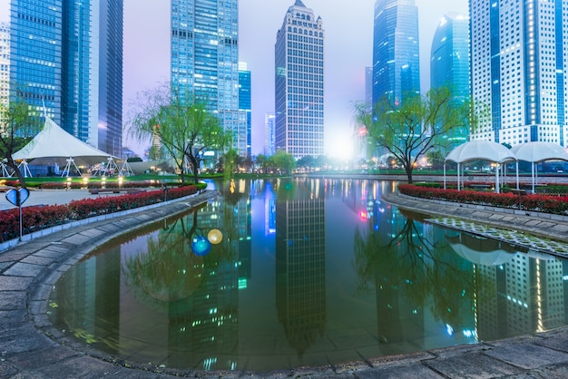 Edificios de oficinas contra el cielo en la noche