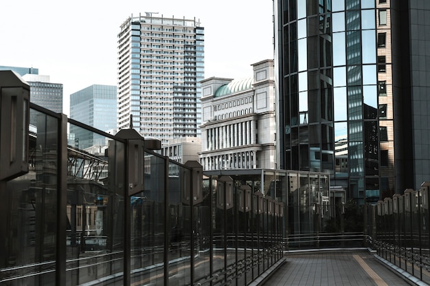 Edificios de oficinas de rascacielos modernos de larga vista